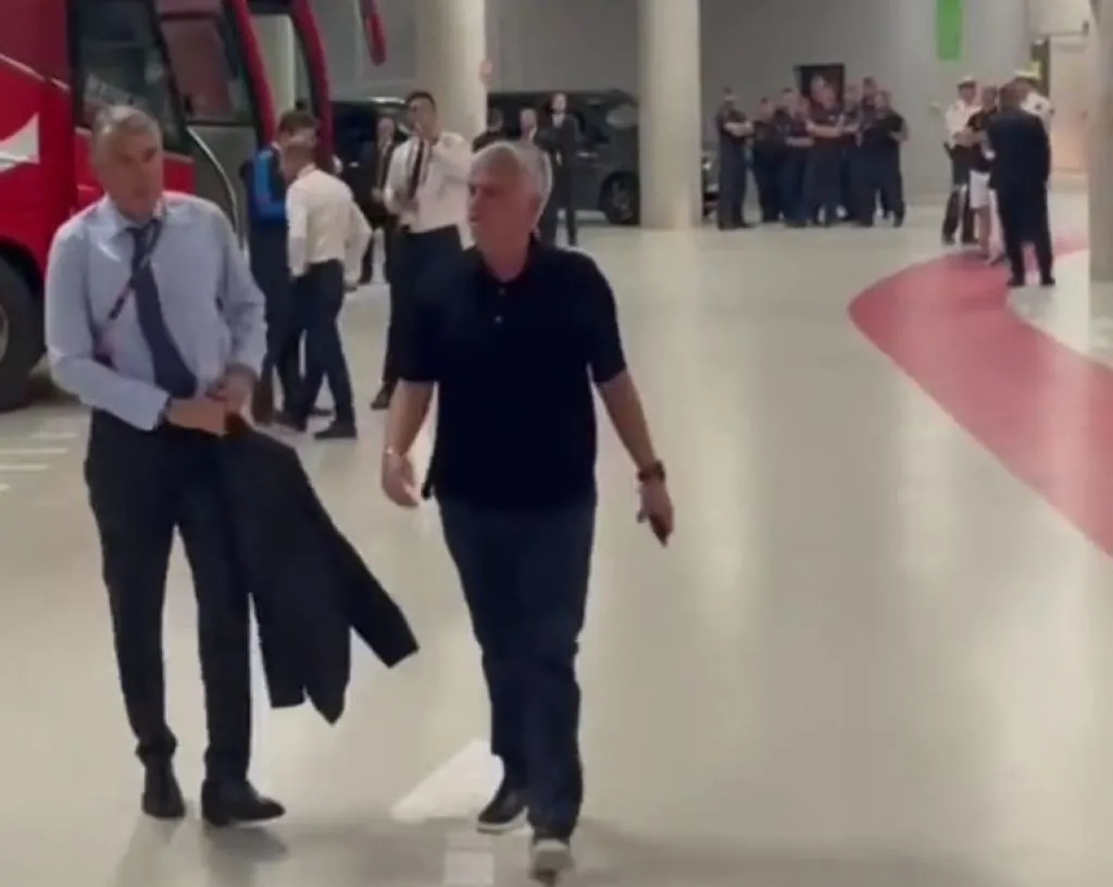 Mourinho (kanan) saat melabrak wasit di pakiran bus. Foto: twitter espn