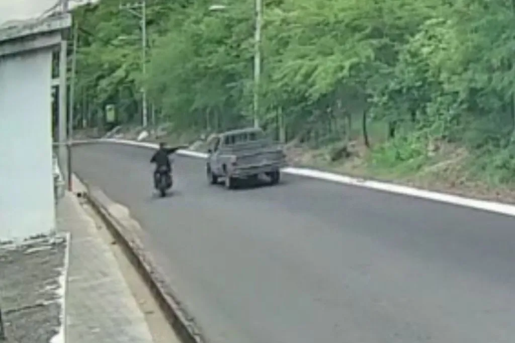 Terekam CCTV, Pembunuh Bayaran Tembak Mati Pengemudi Pick Up