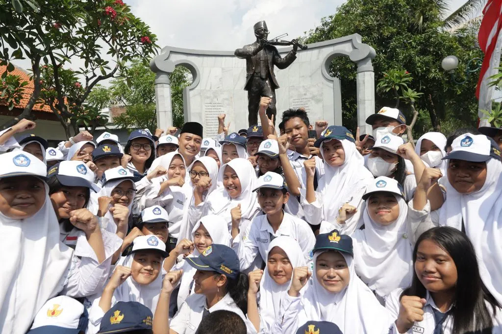 Dispendik Surabaya Bagikan Seragam Sekolah Gratis Siswa Gamis Kelas I dan VII