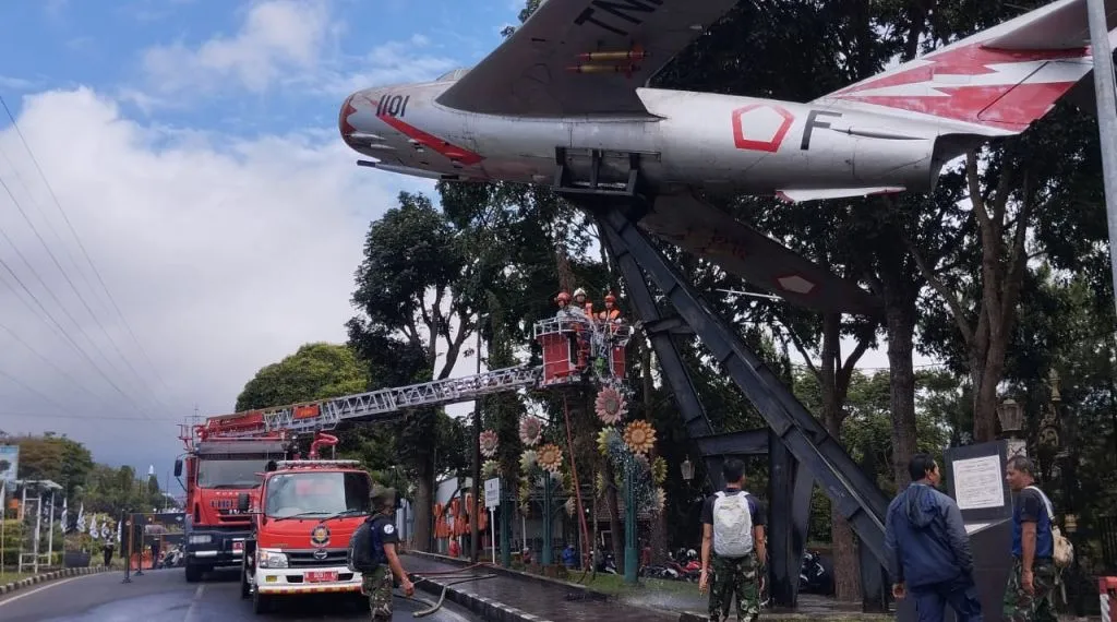 Prajurit Skadron Teknik 022 Lanud Abdulrachman Saleh Malang Rawat Monumen Pesawat
