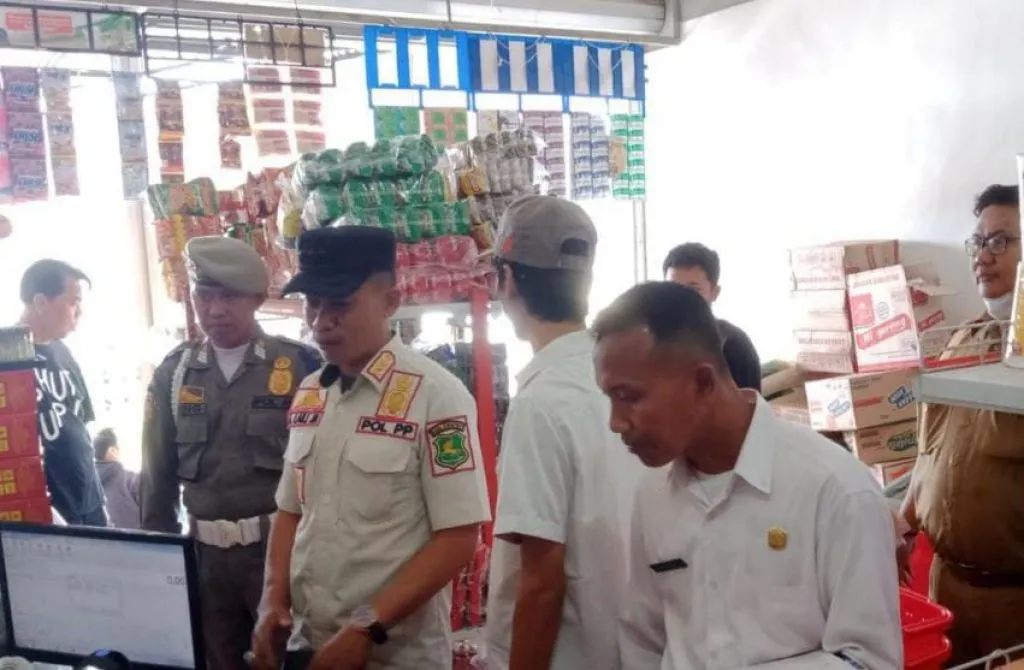 Tim Gabungan Pemkab Sumenep Beri Sosialisasi dan Edukasi Ciri-ciri Rokok Ilegal