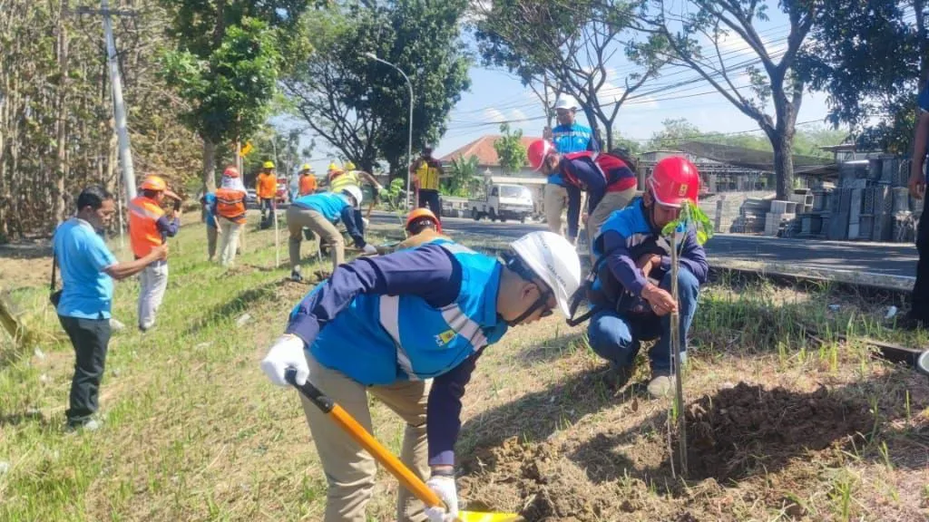 Galakkan Peduli Lingkungan, PLN Tanam 510 Pohon di Jalan Blega - Sampang