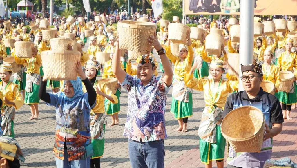 Bupati Lamongan Yuhronur Efendi ikut langsung dalam Tari Boran. Foto: defit 