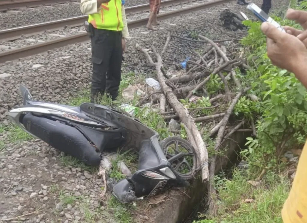 Lewati Rel tanpa Palang, Pemotor Tewas Ditbrak KA