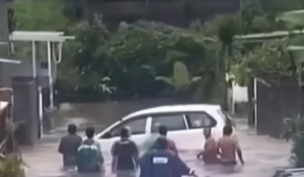 Bali Diterjang Banjir Bandang, Mobilpun Hanyut