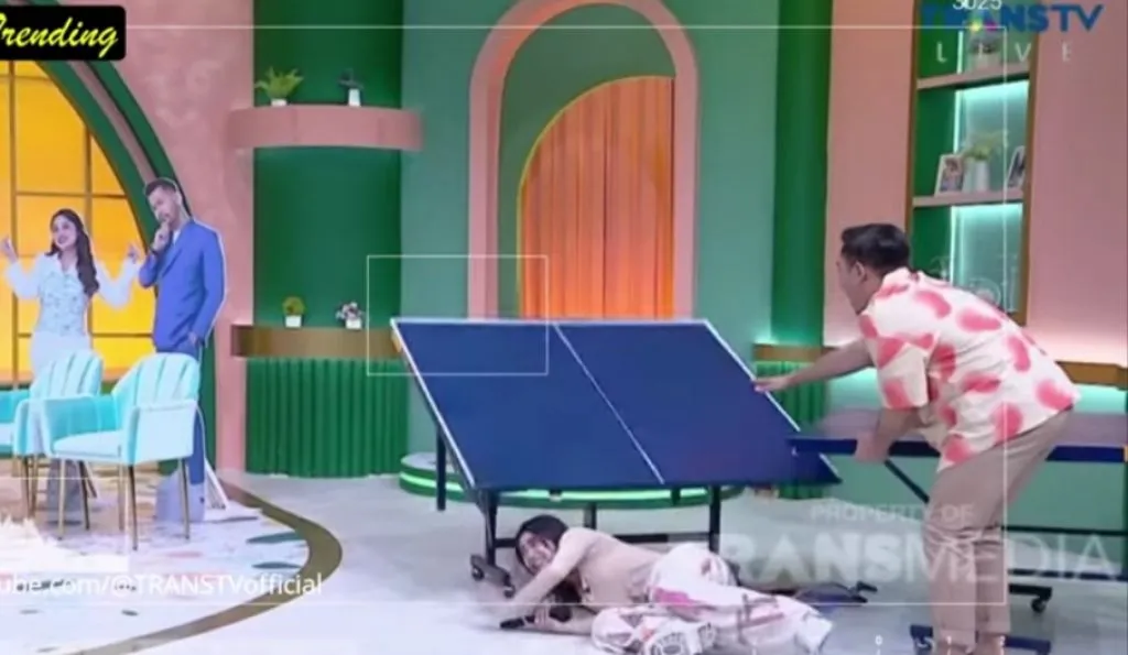 Naik Meja Pingpong, Dewi Perssik Nyungsep