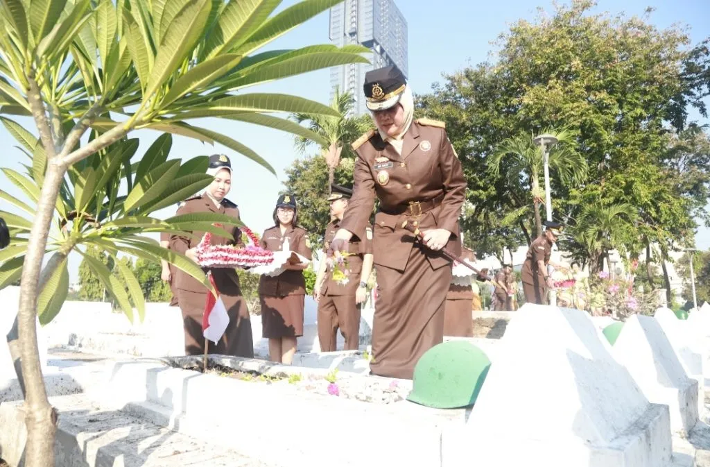 Peringati HBA ke-63, Kajati Jatim Pimpin Ziarah dan Tabur Bunga ke Makam Pahlawan