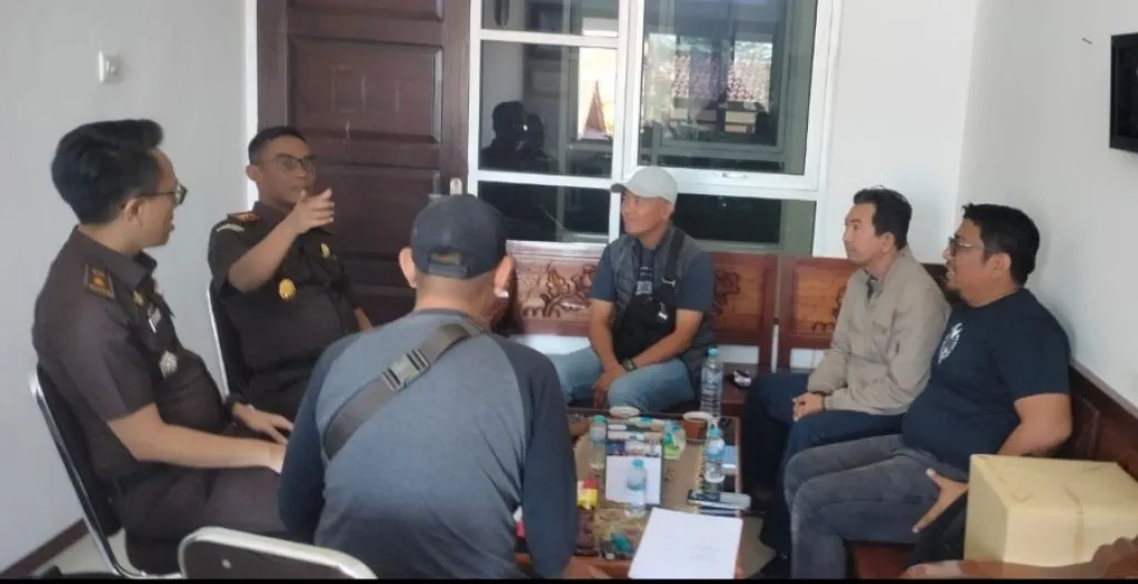Guntur Utomo mengenakan jaket berwarna krem