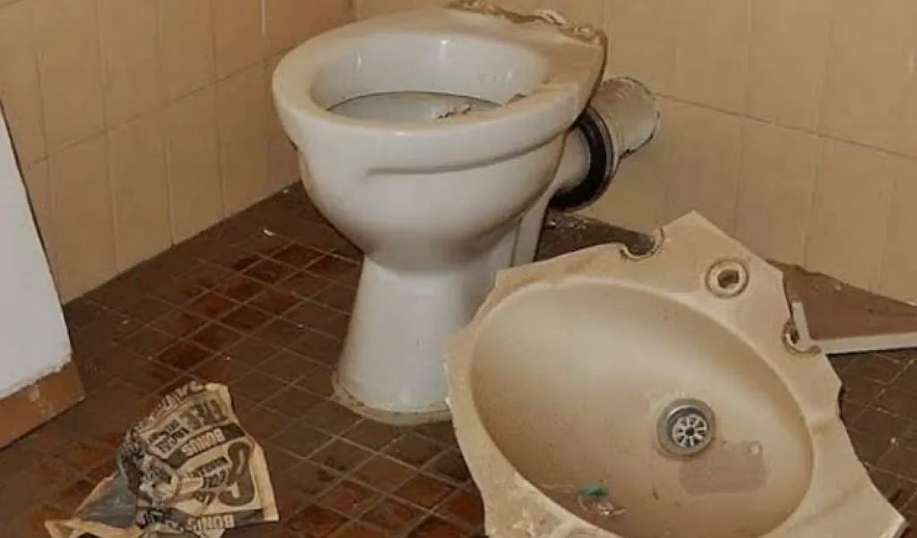 Buang Air Besar sambi Merokok, Tiba-Tiba WC Meledak