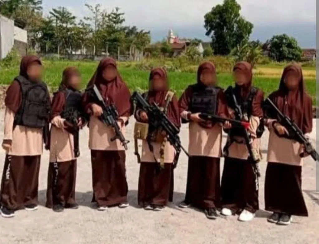 Sangar! Santriwati Berpose Bawa Senjata Laras Panjang dan Rompi Anti Peluru