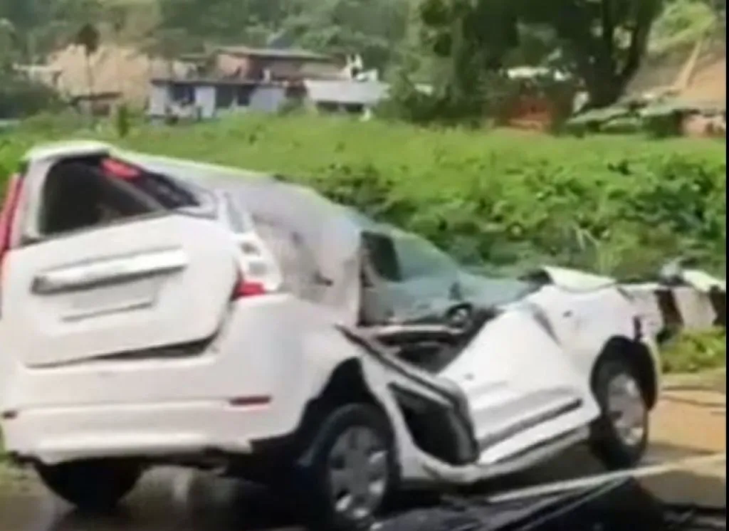 Mobil Tertimpa Longsoran Batu Besar, Dua Orang Tewas