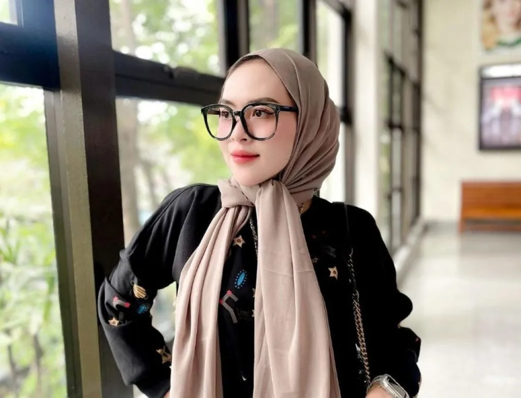 Pergoki Suami Selingkuh dengan Sesama Pria, Selebgram Ini Gugat Cerai