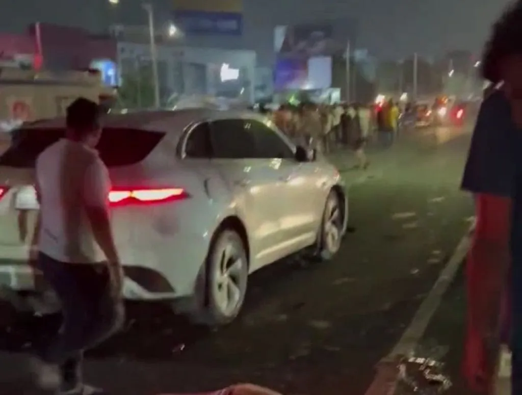 Berkumpul di Lokasi Kecelakaan, Puluhan Warga Ditabrak Jaguar, 5 Tewas
