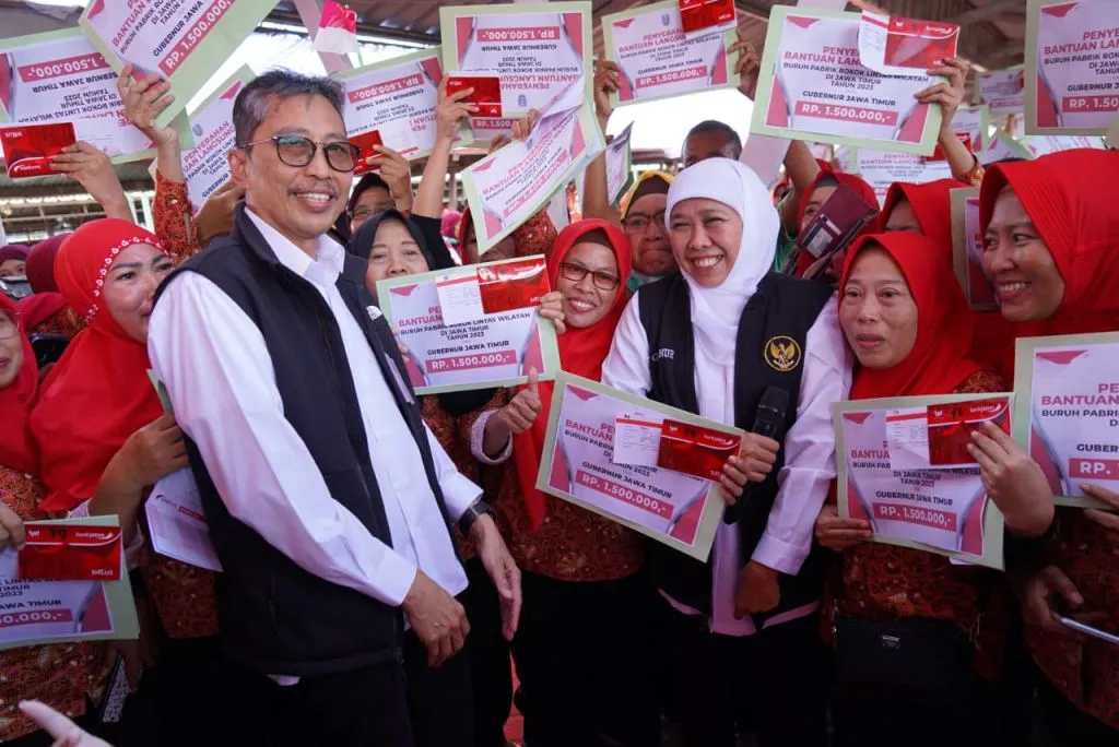 Peduli Buruh Pabrik, Pemprov dan Bank Jatim Salurkan Bantuan Langsung Tunai