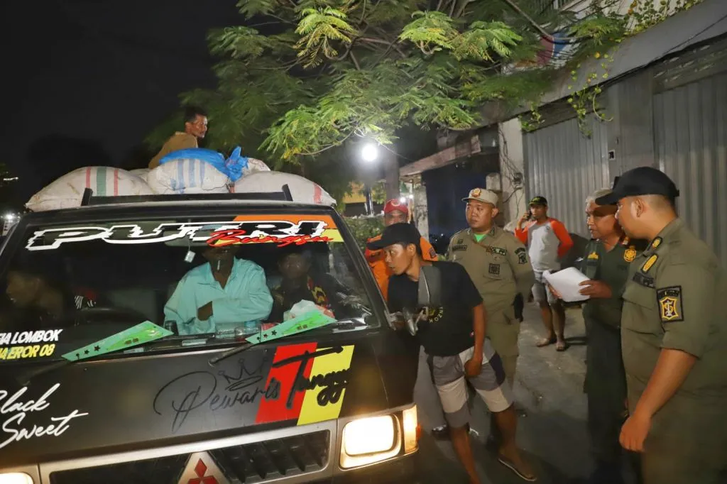 Lindungi Pedagang Pasar Keputran, Satpol PP Surabaya Tertibkan PKL Pedestrian
