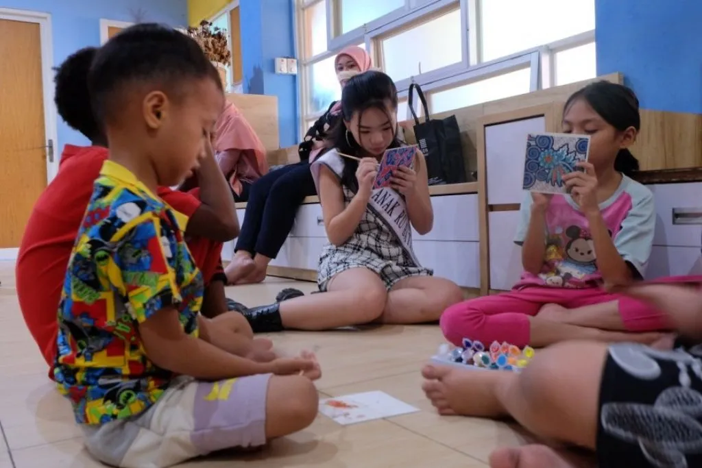Kampanyekan Budaya Batik, Claire Elysia Ajak Anak Panti Asuhan Belajar Membatik