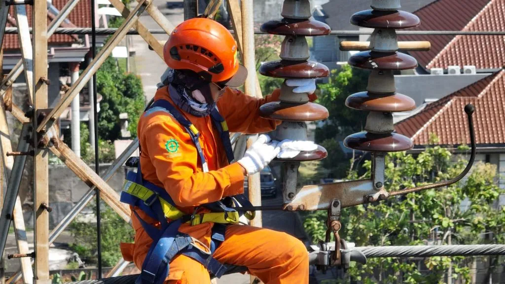 Jaga Suplai Listrik Surabaya - Sidoarjo Aman, 1.188 Isolator Dibersihkan
