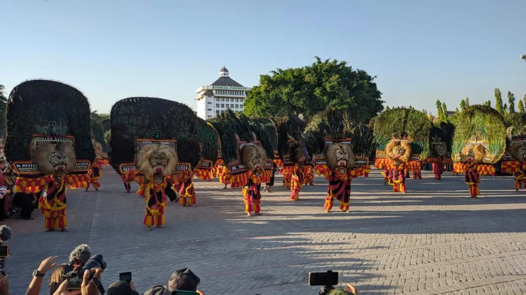 Tarian Masal 320 Dadak Merak Meriahkan Serenade Reog Obyog Ponorogo