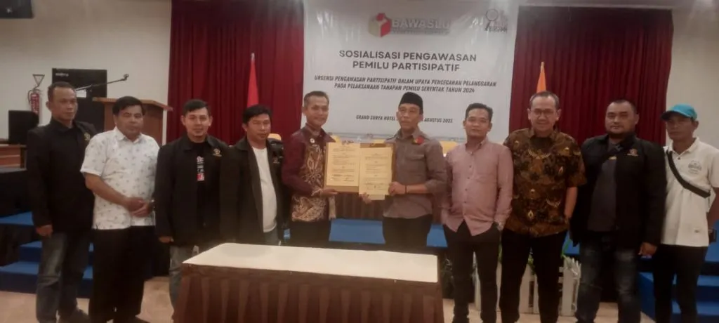 PWI Kotabaru Bersama Bawaslu Kotabaru Tandatangani MoU Kawal Pemilu 2024