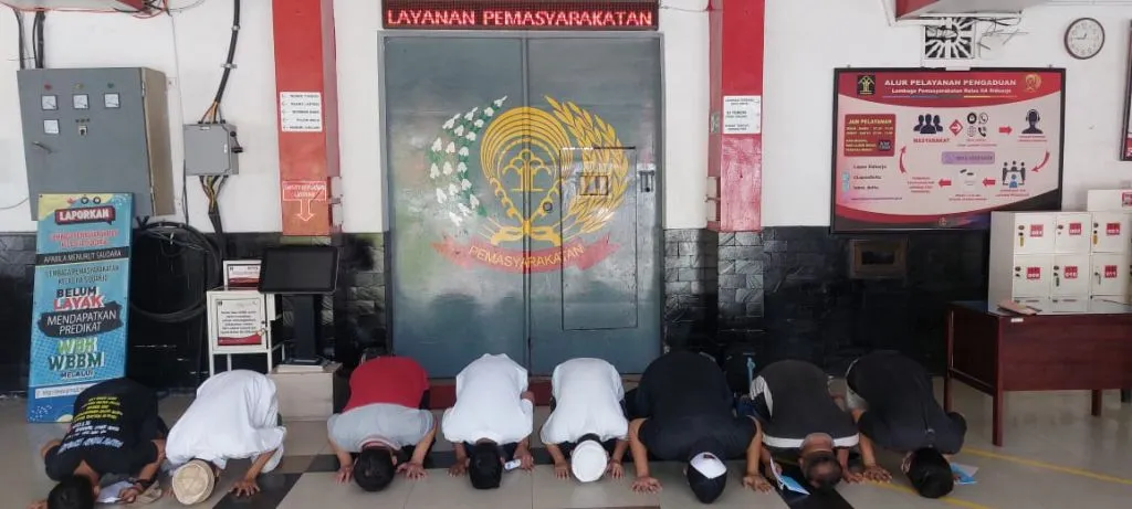 Delapan Narapidana Lapas Sidoarjo Sujud Syukur Dapat Hak PB dan CB