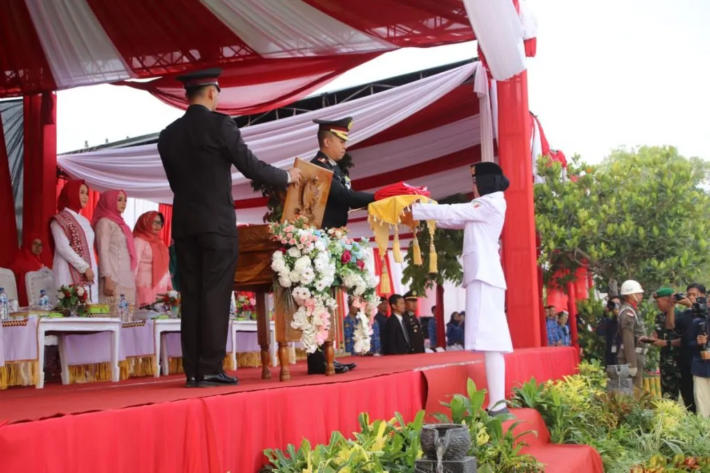 Kapolres Pringsewu Pimpin Upacara Penurunan Bendera