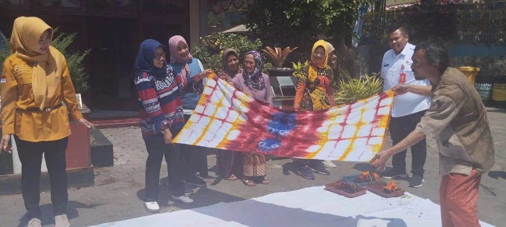 Kecamatan Junrejo Gelar Teknik Mewarnai Kain kepada Lansia