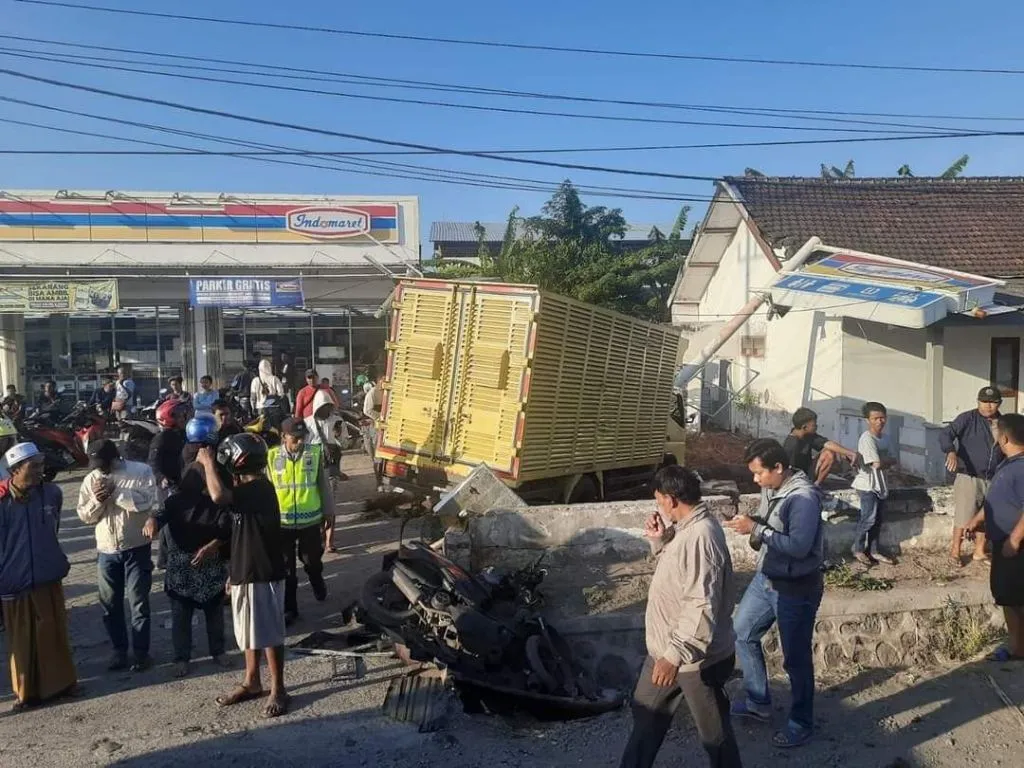 Minibus Gagal Nyalip, Tabrak Dua Truk dan 1 Motor, 3 Orang Tewas di Probolinggo