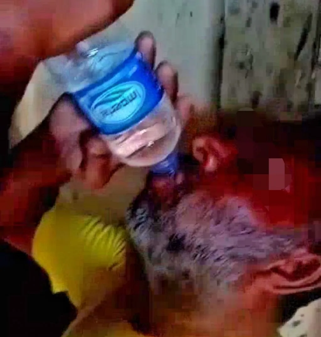 Korban saat menenggal miras sebotol.