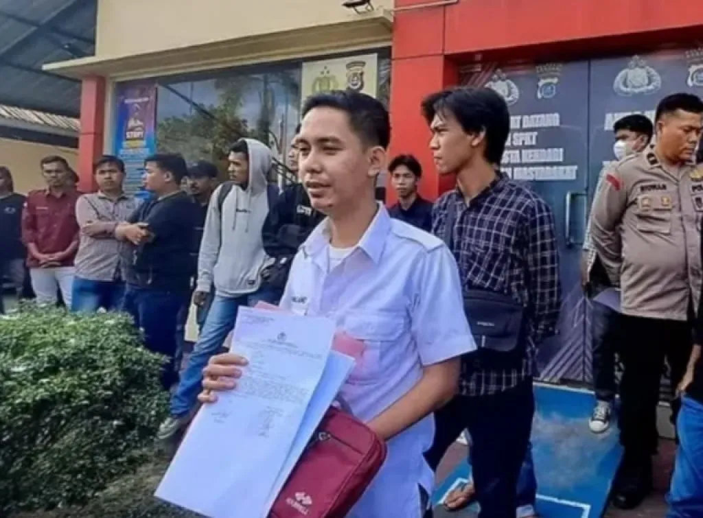 Sekelompok Mahasiswa Pendukung Jokowo Polisikan Adik Kandung Prabowo