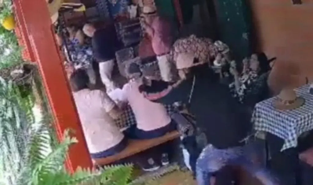 Asyik Sarapan dengan Istri, Pria Ini Ditembak Pembunuh Bayaran