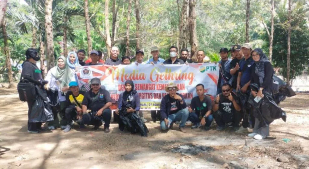 PT. Pelsart Tambang Kencana Bersama PWI Kotabaru Bersihkan Sampah
