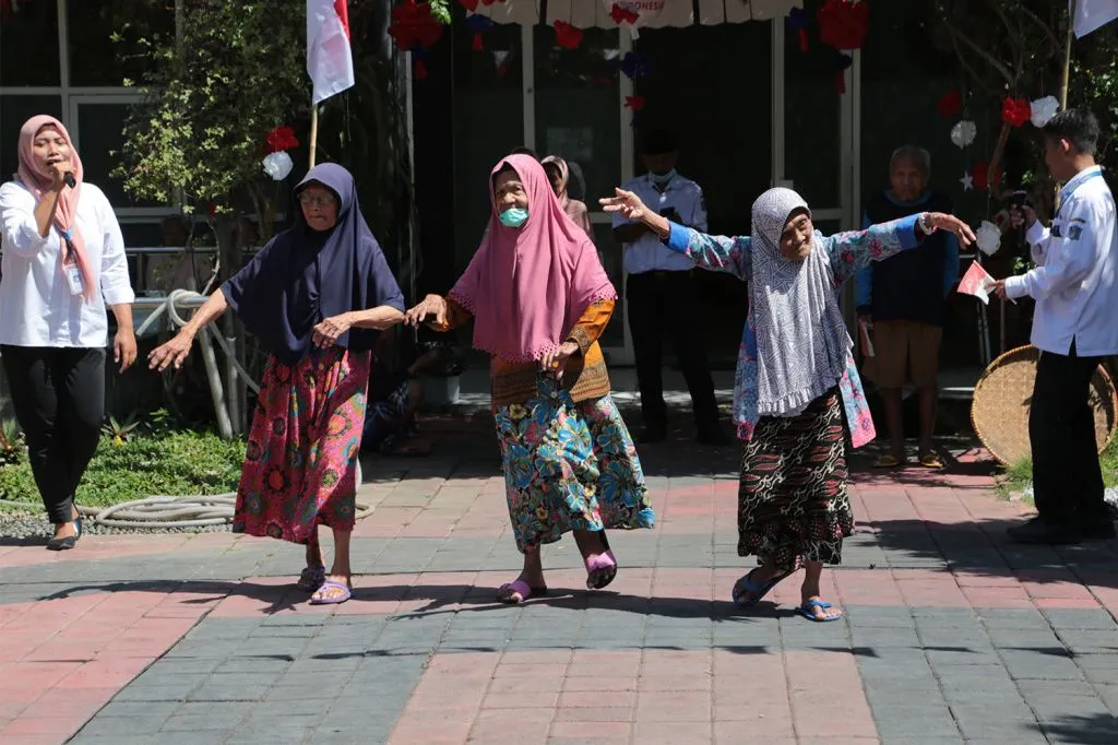 Heboh, Lansia Griya Werdha Surabaya Lomba Joget Meriahkan HUT ke-78 RI