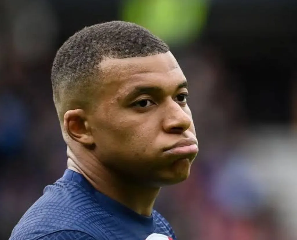 Meski Diasingkan, Mbappe Ngotot Tetap Merumput di PSG
