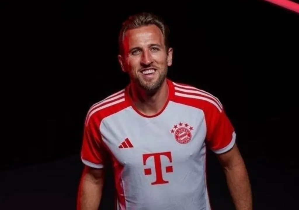 Harry Kane memakai jersey Bayern. Foto: IG Bayern