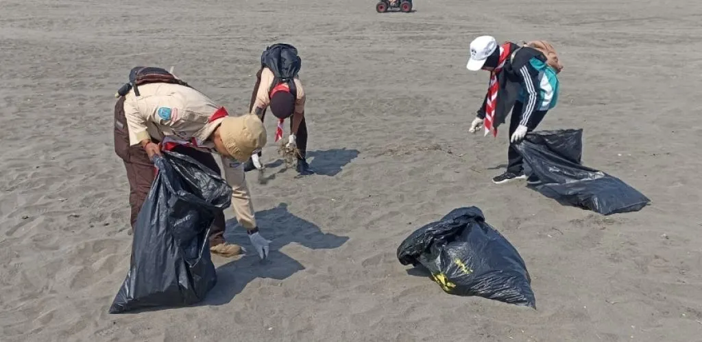 Ratusan Pramuka DIY Ikuti Bersih Pantai dan Edukasi Pengelolaan Sampah