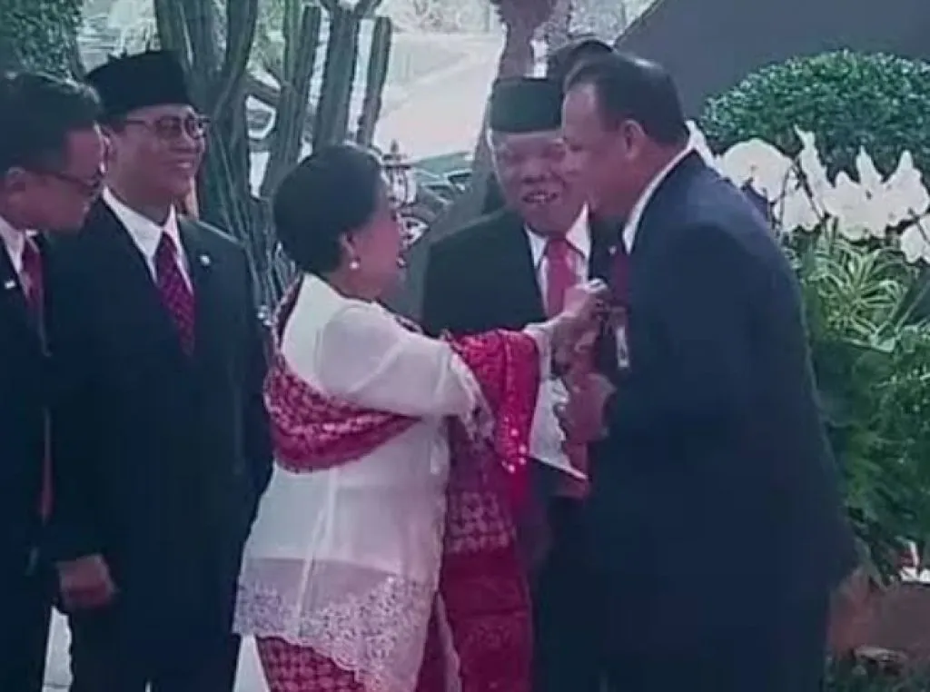 Megawati Rapikan Dasi Ketua KPK, PDIP: Ibu Orangnya Teliti