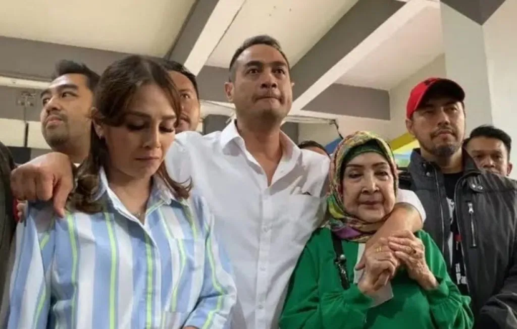 Ferry Irawan bersama keluarga setelah bebas dari penjara.