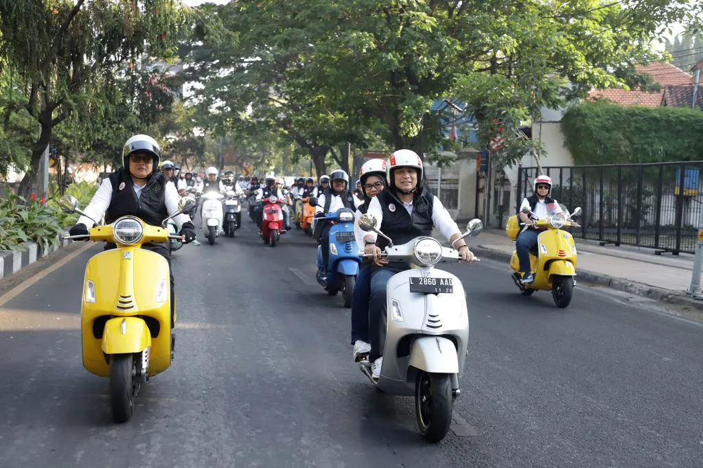 HUT Ke-62 Bank Jatim, Walikota Eri Cahyadi Sunmori Bersama Komunitas Vespa