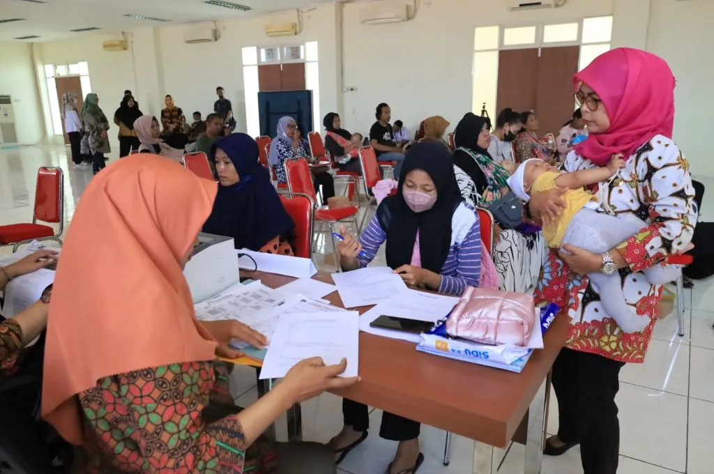 Bayi Terima Bantuan, Kemensos bersama Pemkot Surabaya Dampingi Warga Registrasi NIK