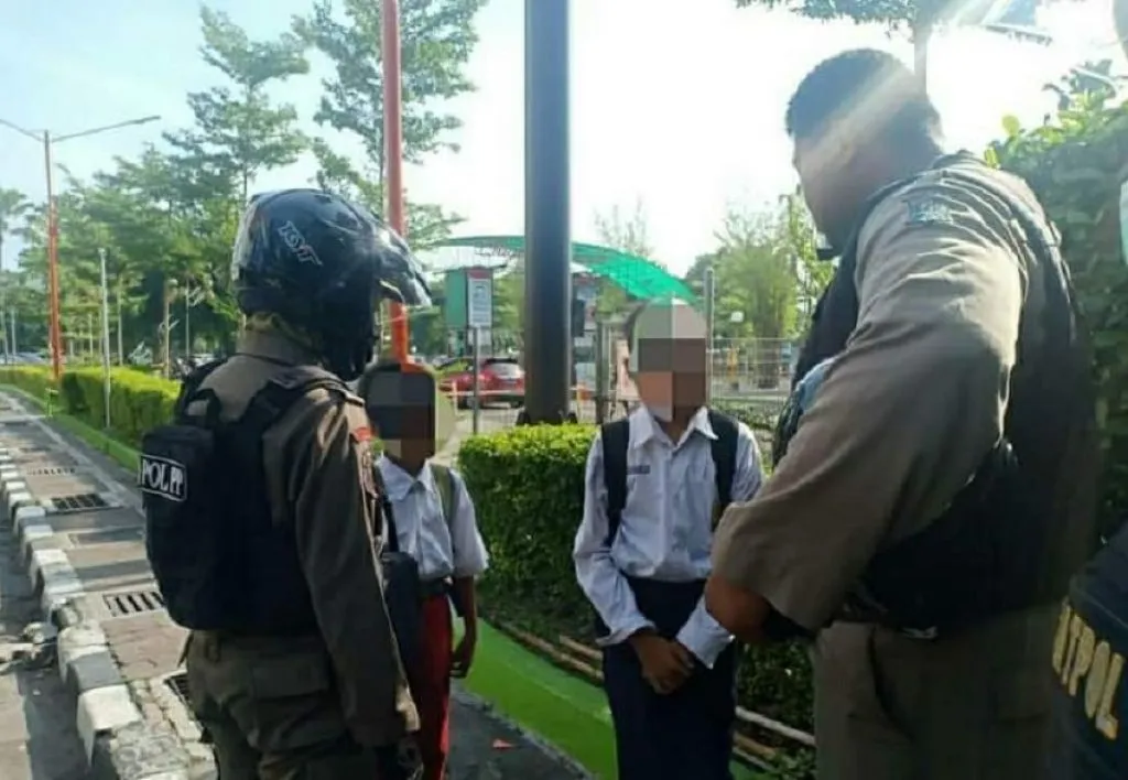 Satpol PP Surabaya Sisir Pelajar Bolos Sekolah di Warkop hingga Taman