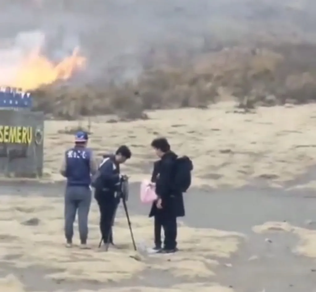 Pasangan Prewedding Nyalakan Flare, Bukit Teletubbies Bromo Terbakar