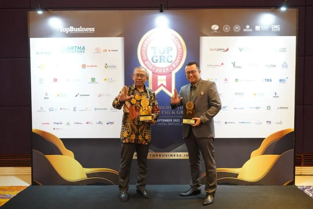 Bank Jatim Boyong Dua Penghargaan di Ajang TOP GRC Awards 2023
