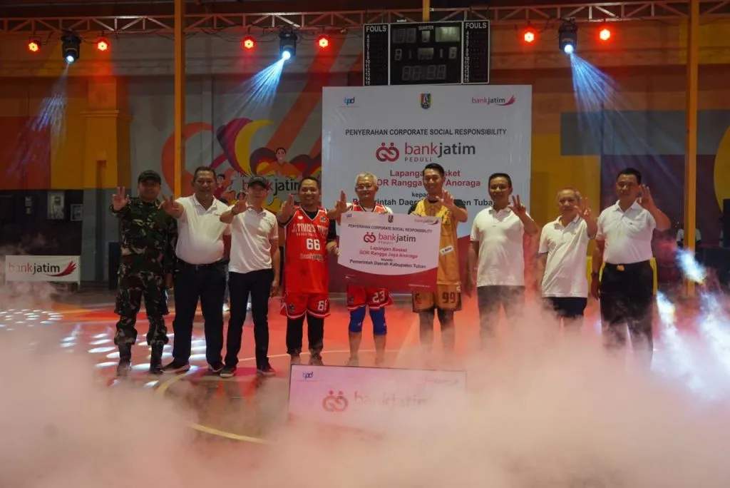 Bank Jatim Serahkan CSR Lapangan Basket ke Pemkab Tuban