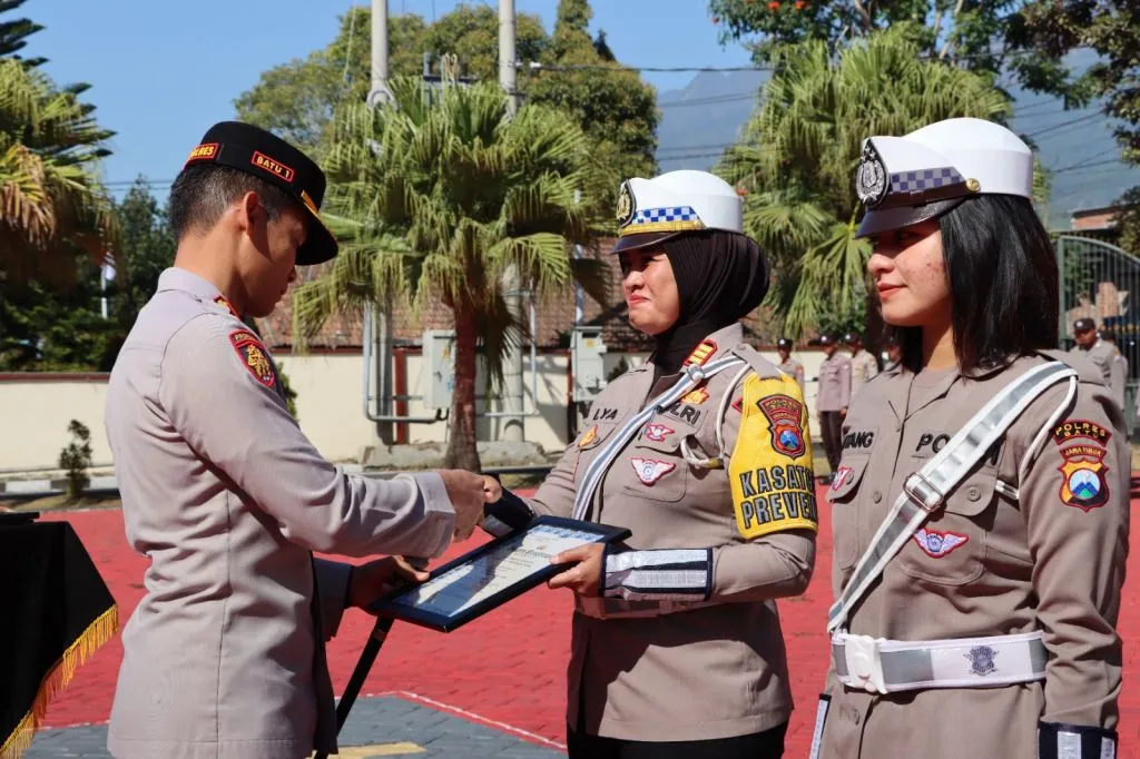 Kapolres Batu Berikan Reward kepada 14 Anggota Polres Batu dan 2 Mitra Polri