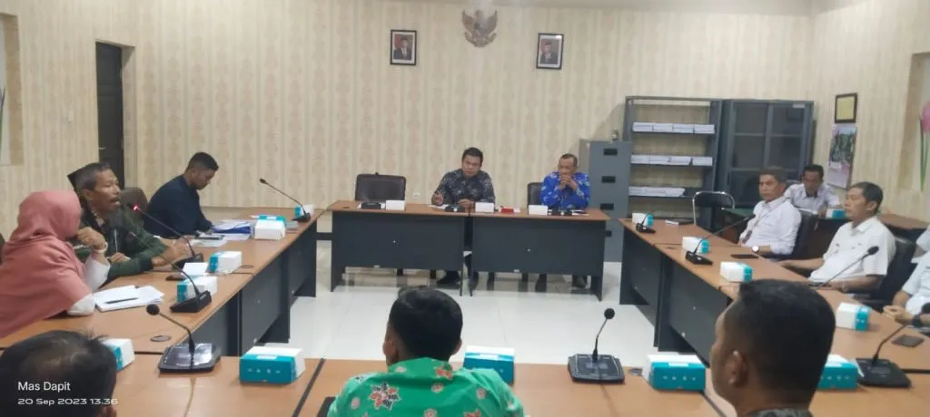 Audiensi Komisi A DPRD Lamongan bersama kelompok Sentra Pedagang Sukodadi. Foto: Defit