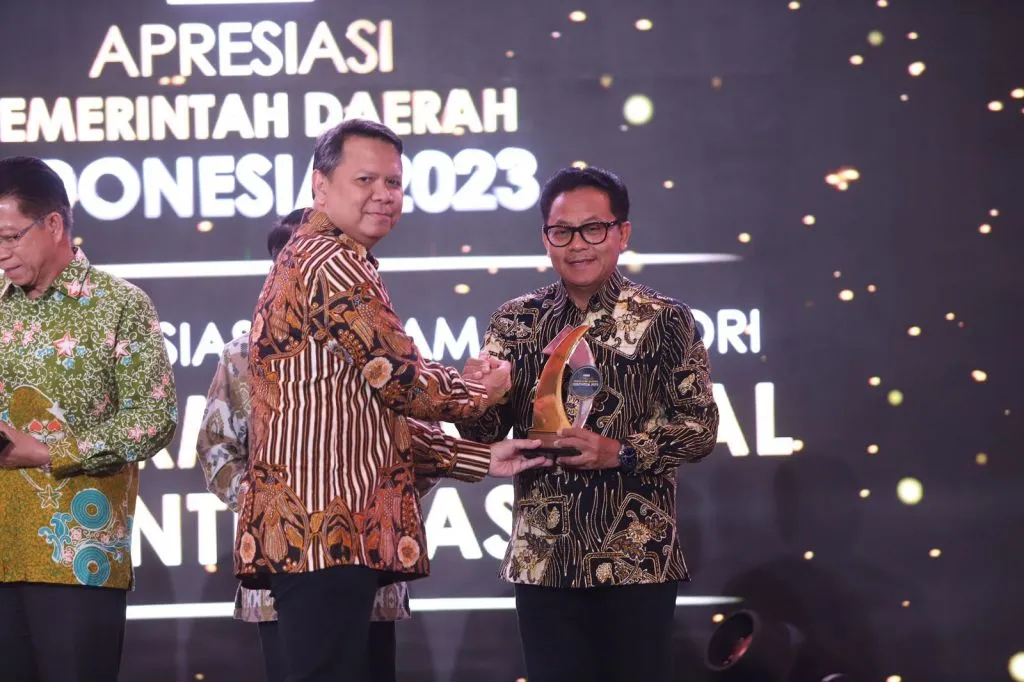 Berkat Inovasi E-JKN Cekat, Wali Kota Sutiaji Terima Penghargaan APDI 2023