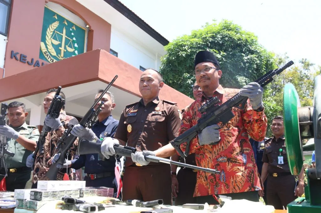 Bupati Sidoarjo bersama Forkopimda Musnahkan Barang Bukti Tindak Kejahatan