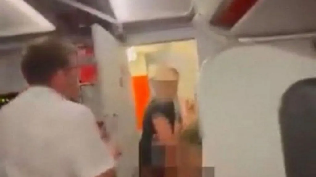 Pramugara Pergoki Penumpang Berhubungan Intim di Toilet Pesawat