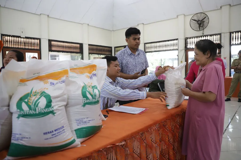Pemkot Surabaya Mulai Salurkan Bantuan Pangan Cadangan Beras Pemerintah Tahap II