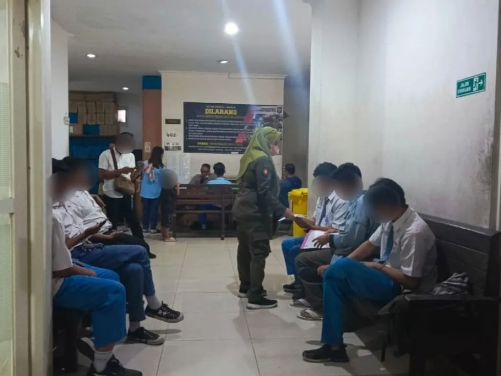 Main Kartu di Warkop, Satpol PP Surabaya Jaring Belasan Pelajar SMA